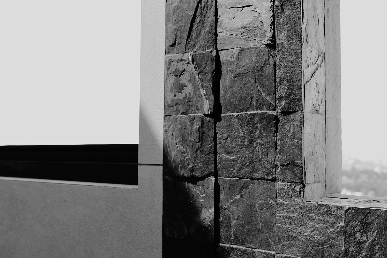 Detalle de textura de piedra y concreto en un muro arquitectónico